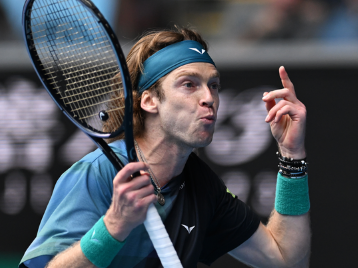 球队不仅依 球队不仅依