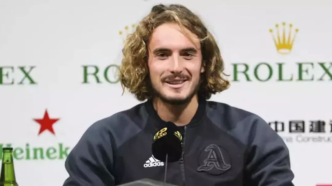 布会后的举 布会后的举